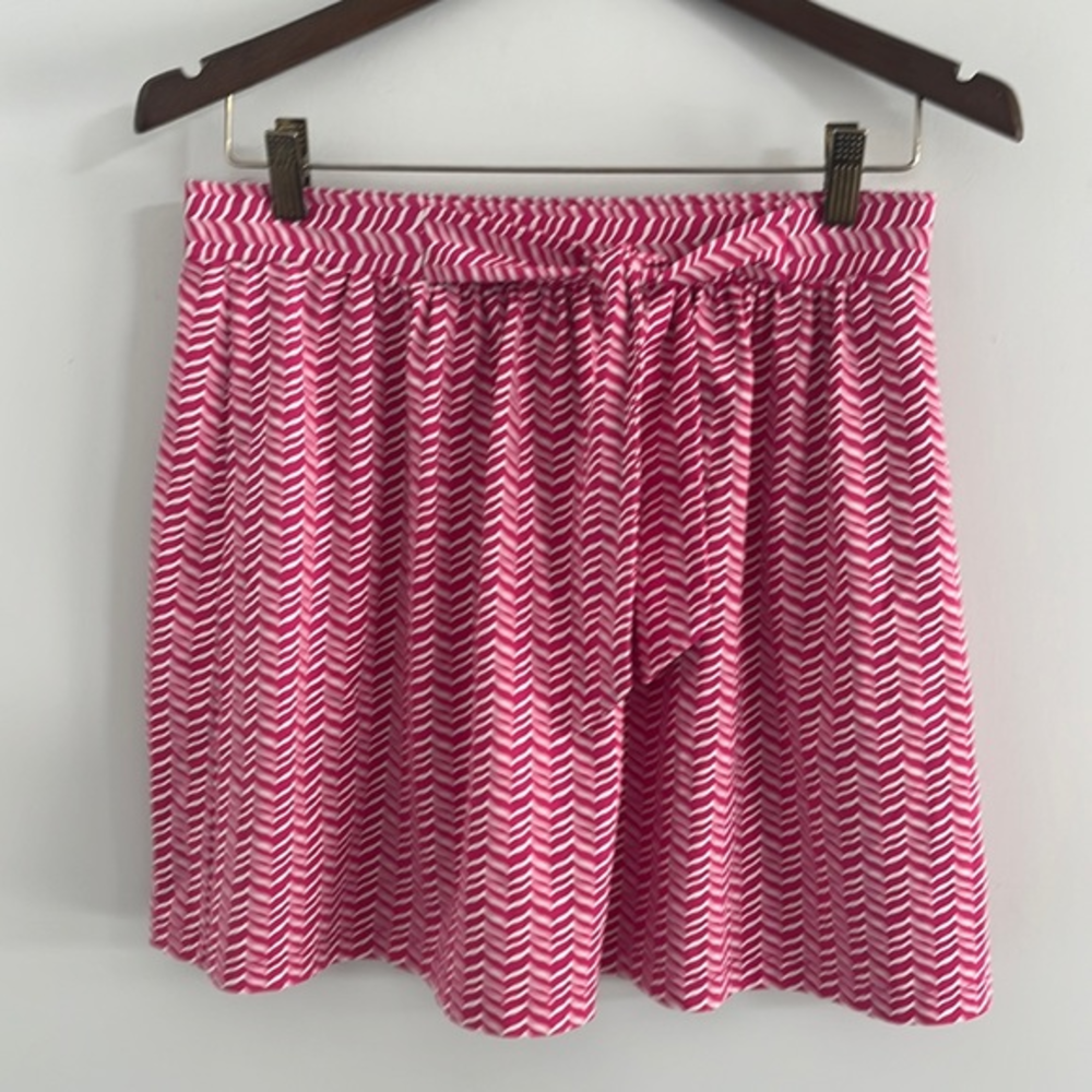 Vineyard Vines mini skirt whale‎ tails in a chevron patters stretchy soft flowy